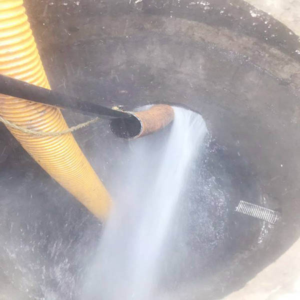 飯店高壓管道疏通機(jī)疏通管道現(xiàn)場